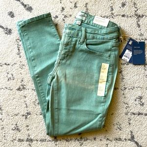 NWT Universal Thread mid-rise skinny jeans. Slight defect.